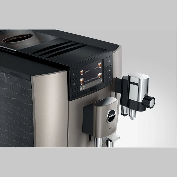 JURA E8 Midnight Silver (ED) schuin van boven bekeken met golvende watertank