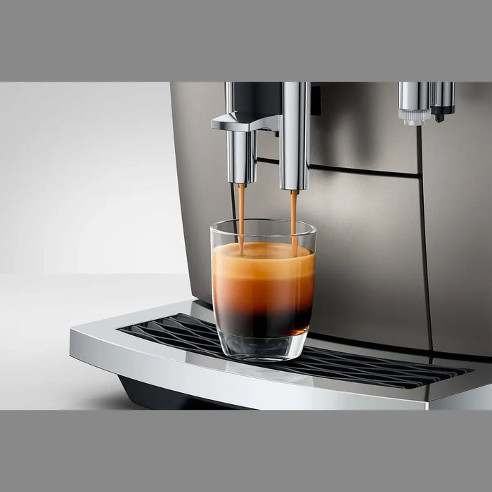 JURA E8 Midnight Silver (ED) close up van espresso