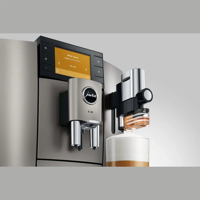 JURA E8 Midnight Silver (ED) close up van onder met canister voor chocolademelk en melkschuim