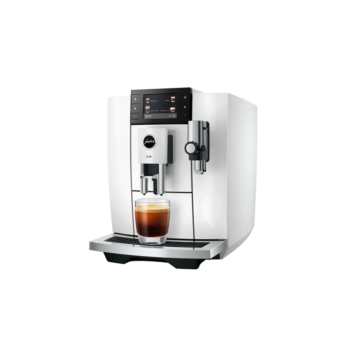 jura e8 piano white ed schuin vooraanzicht met koffie op kopjes plateau
