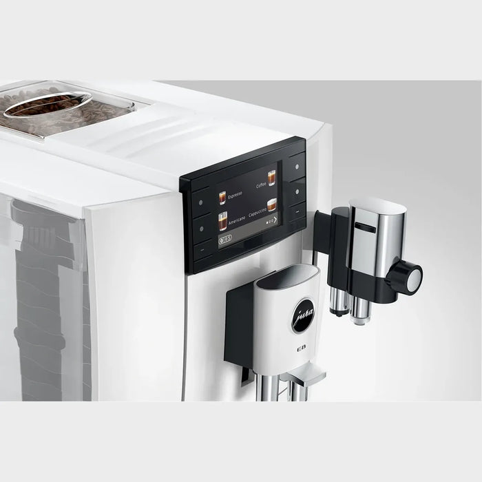 jura e8 piano white ed zijaanzicht close up van scherm