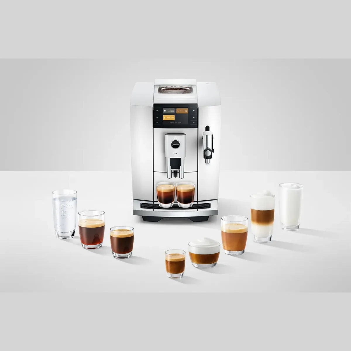 jura e8 piano white ed vooraanzicht met diverse koffiespecialiteiten