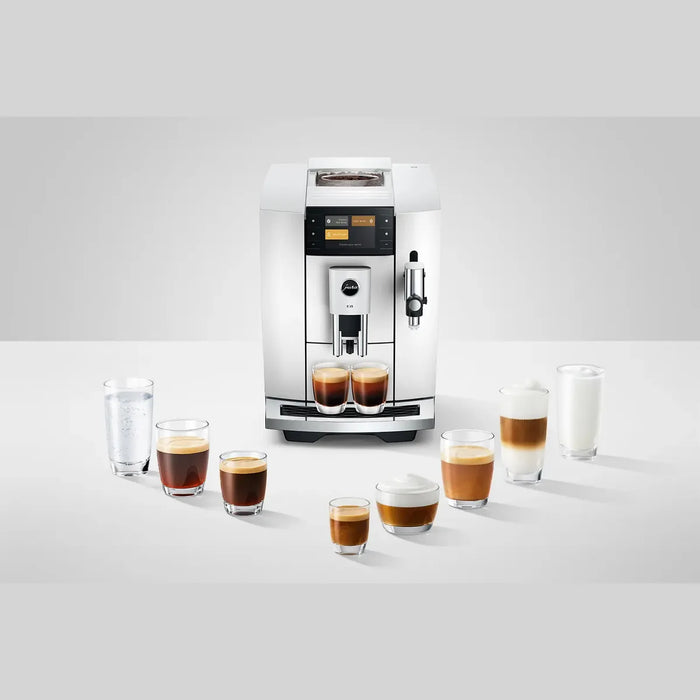 jura e8 piano white ed vooraanzicht met diverse koffiespecialiteiten