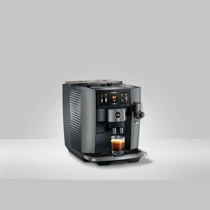 jura j10 diamond onyx ea uitgezoomd met koffie op kopjes plateau 2