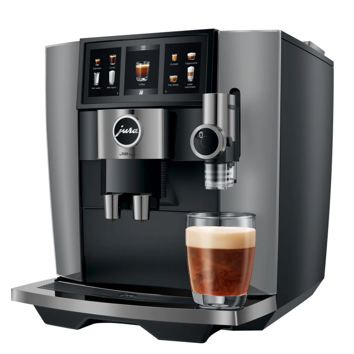 jura j10 diamond onyx ea schuin vooraanzicht met kopje onder cappuccinatore