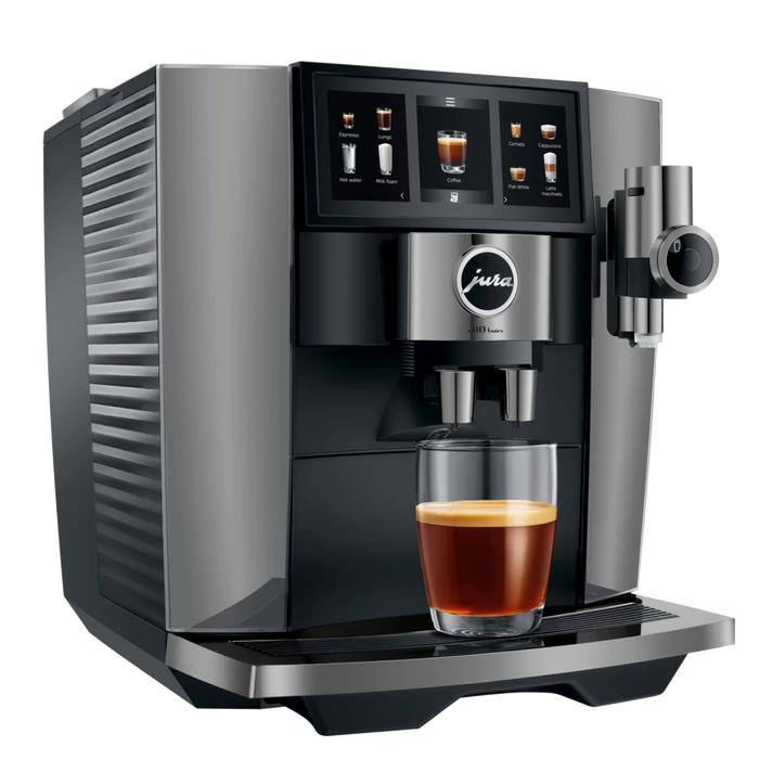 jura j10 diamond onyx ea met kopje koffie op kopjes plateau