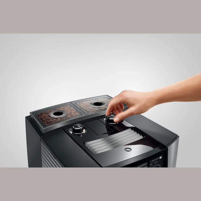 jura j10 diamond onyx ea waarbij de maalgraad wordt versteld van het rechter bonenreservoir