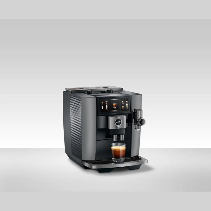 jura j10 diamond onyx ea uitgezoomd met koffie op kopjes plateau