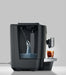 JURA X10c Dark Inox koffiemachine met waterreservoir en glas met ijskoffie