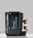 JURA X10c Dark Inox koffiemachine met waterreservoir en glas met ijskoffie op het dienblad