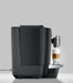 JURA X10c Dark Inox koffiemachine met glas latte macchiato op zilveren lekbak
