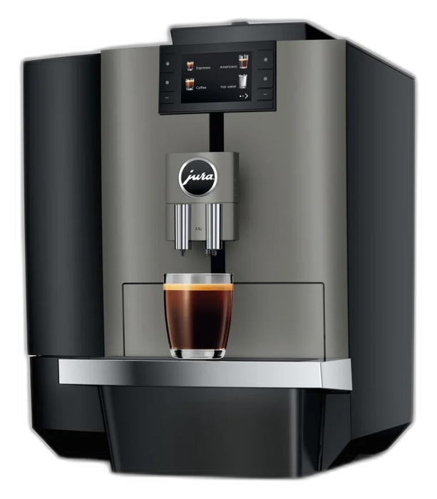 JURA X4c Dark Inox koffiemachine met touchscreen en vers gezette espresso in glazen kopje