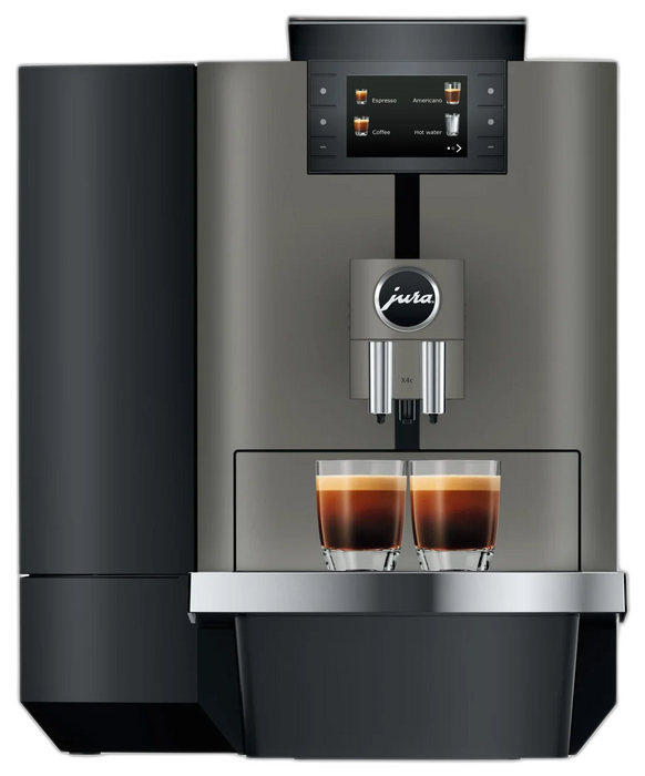JURA X4c Dark Inox koffiemachine met touchscreen en twee glazen espresso op het dienblad