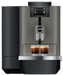 JURA X4c Dark Inox koffiemachine met touchscreen en twee glazen espresso op het dienblad