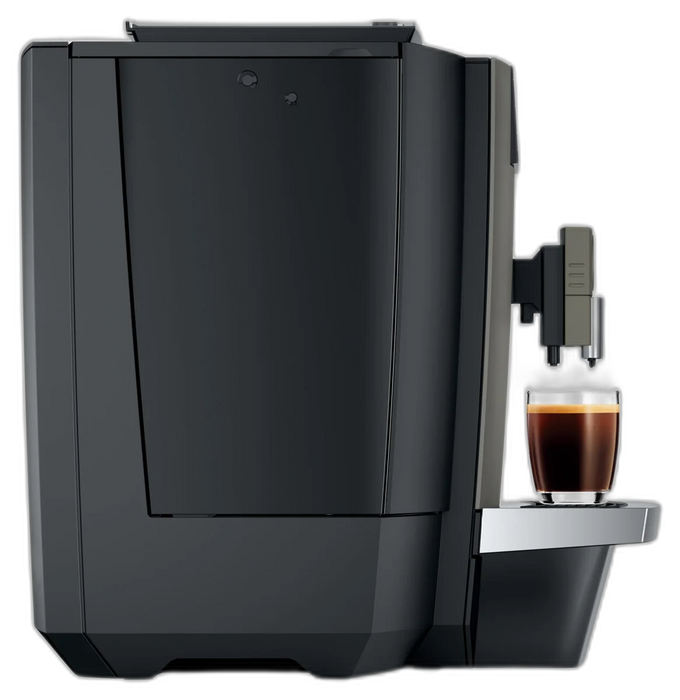 JURA X4c Dark Inox koffiemachine met vaste wateraansluiting en zwarte koffie in glas