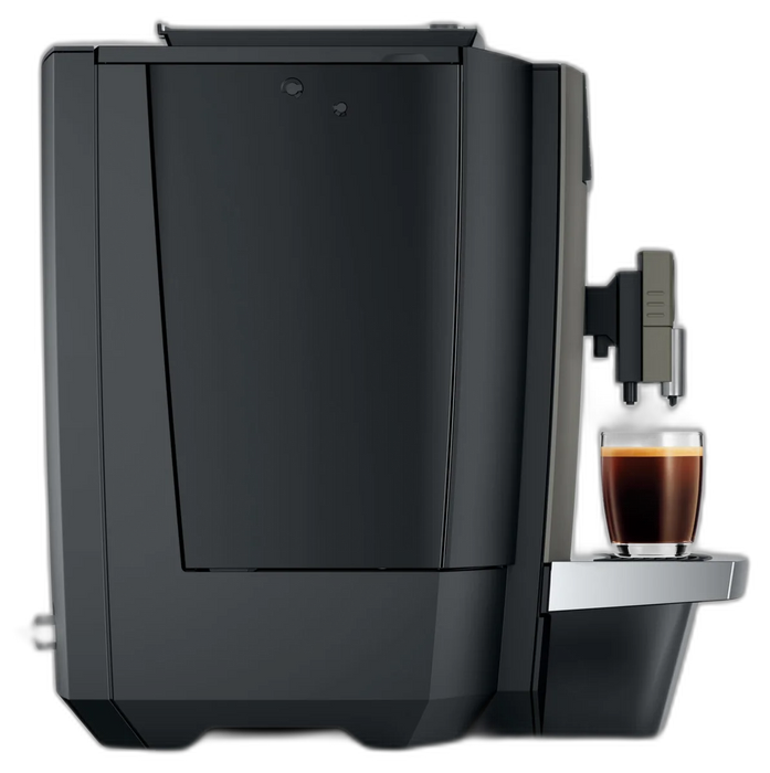 JURA X4c Dark Inox koffiemachine met een glas zwarte koffie op de afneembare lekbak