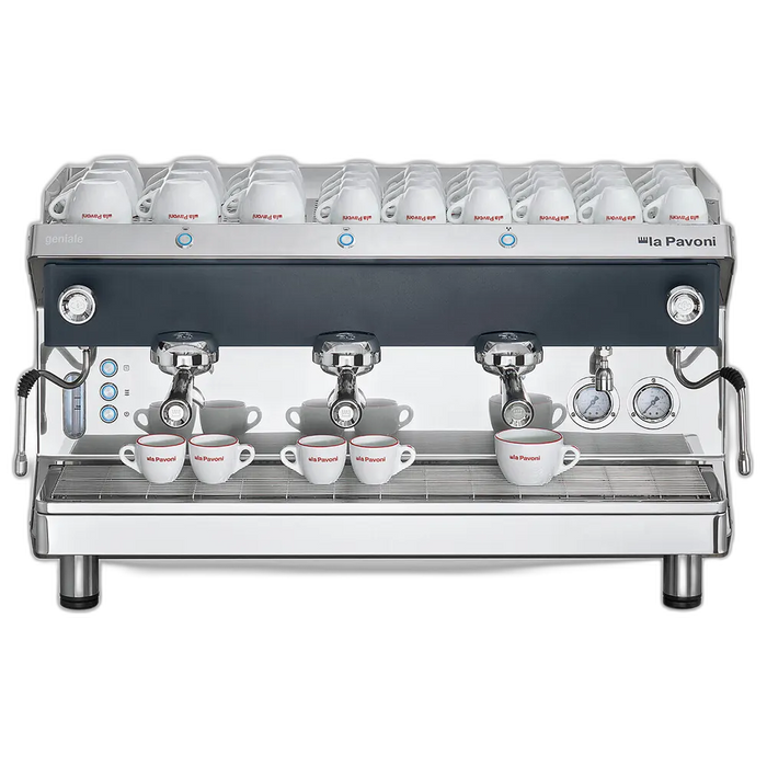 La Pavoni Geniale V/3 espressomachine met drie zetgroepen en kopjeshouder bovenop, voorzien van manometers en stoompijpen