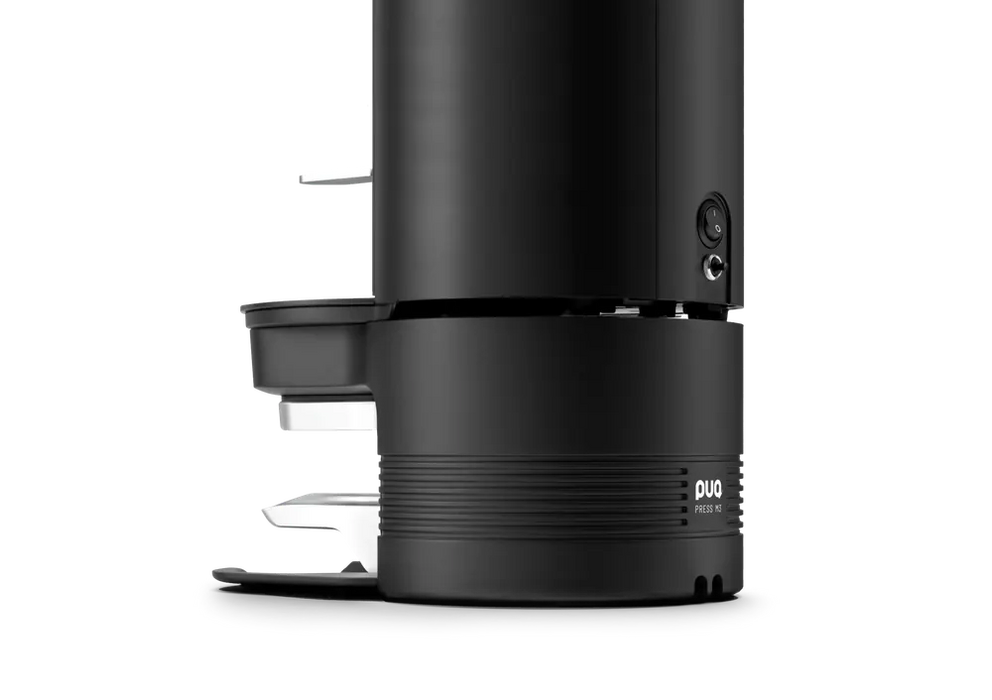 PuqPress M3 automatische koffiestamper in zwart, compatibel met Mahlkönig E65S, met een strak en ruimtebesparend ontwerp