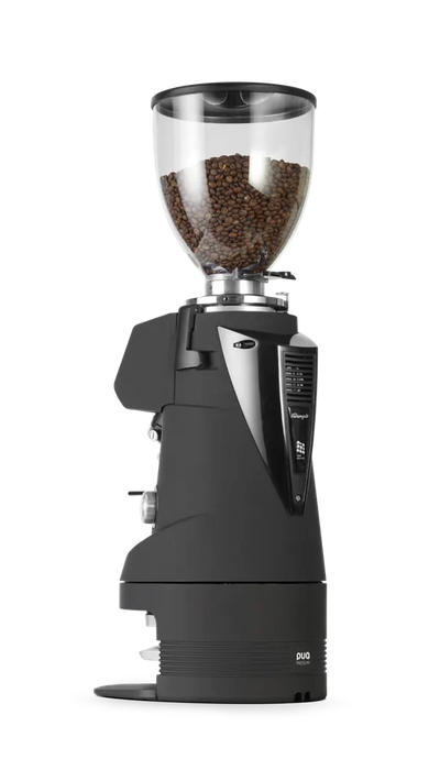PuqPress M4 automatische koffiestamper onder een zwarte Fiorenzato F64 koffiemolen met volle bonencontainer