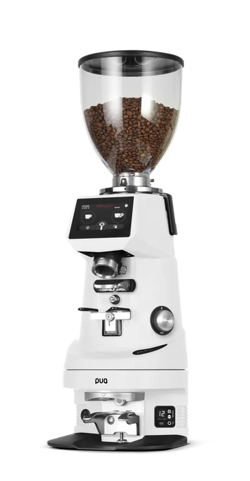 PuqPress M4 automatische koffiestamper in wit onder een Fiorenzato koffiemolen met koffiebonen in de trechter