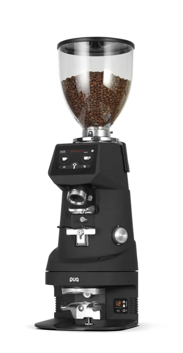 PuqPress M4 automatische koffiestamper onder een zwarte koffiemolen met bonenreservoir