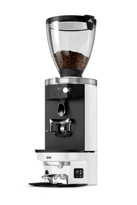 PuqPress M5 automatische koffiestamper onder een Mahlkönig E80 koffiemolen met koffiebonen in de trechter