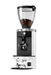 PuqPress M5 automatische koffiestamper onder een Mahlkönig E80 koffiemolen met koffiebonen in de trechter