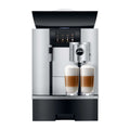 JURA GIGA X3(c) Aluminium (EA) koffiemachine zakelijk vooraanzicht met twee latte macchiato 7610917153978 Arte dell' espressO