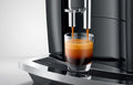 Jura E4 Piano Black - zwart (EA) koffiemachine ingezoomd op uitloop en espresso Arte dell' espressO 7610917154357