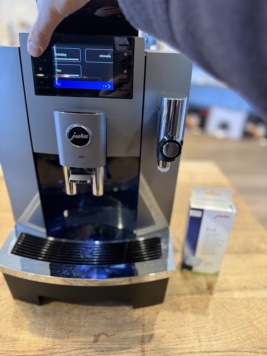 JURA W8 ontkalking-knop op het display