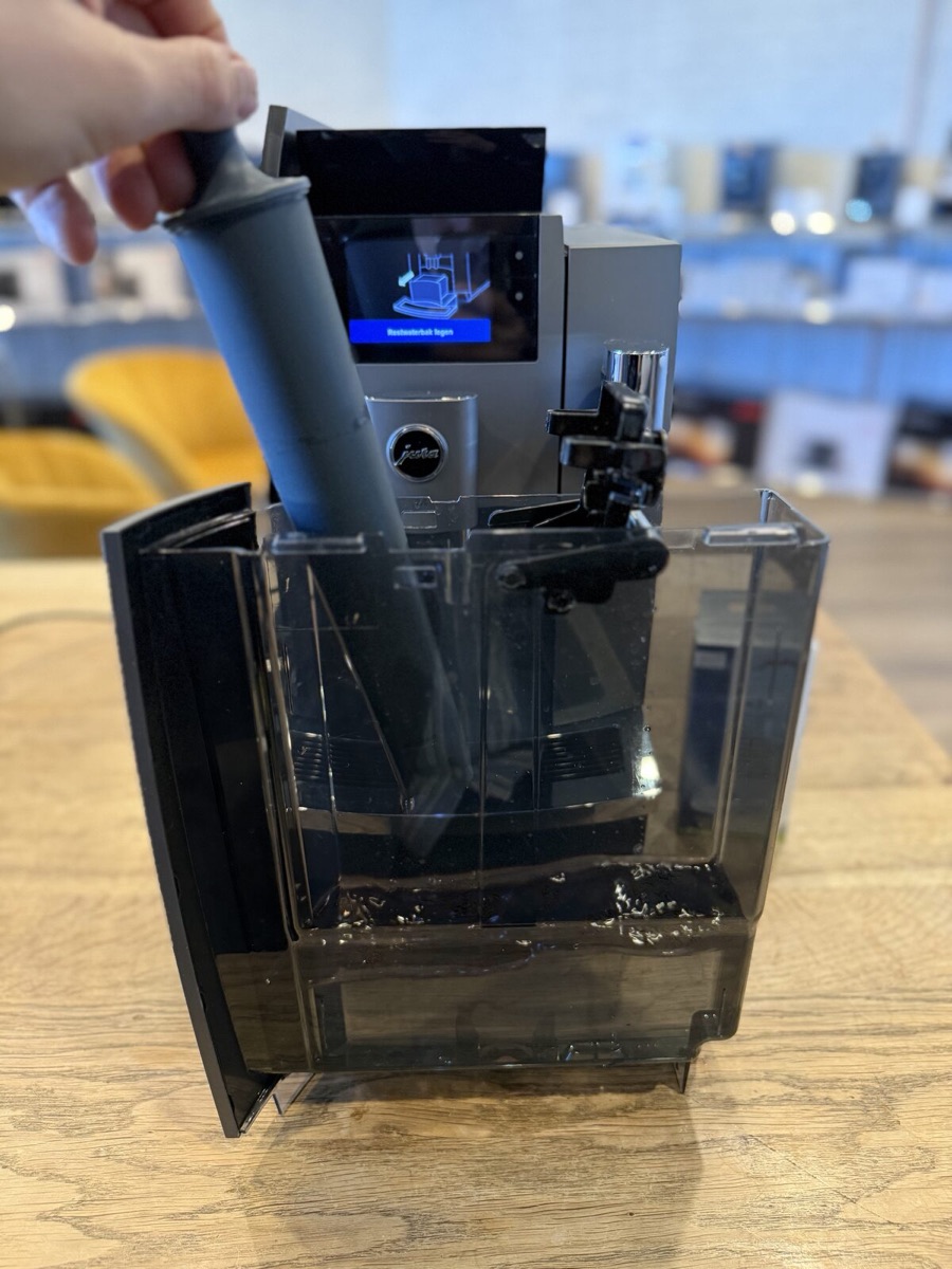 JURA W8 waterfilter eruit halen uit de watertank