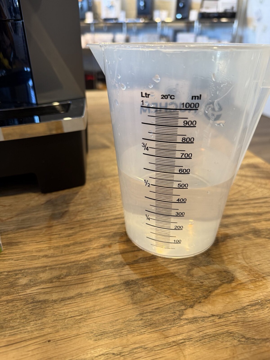 JURA W8 ontkalkingstabletten oplossen in lauw water