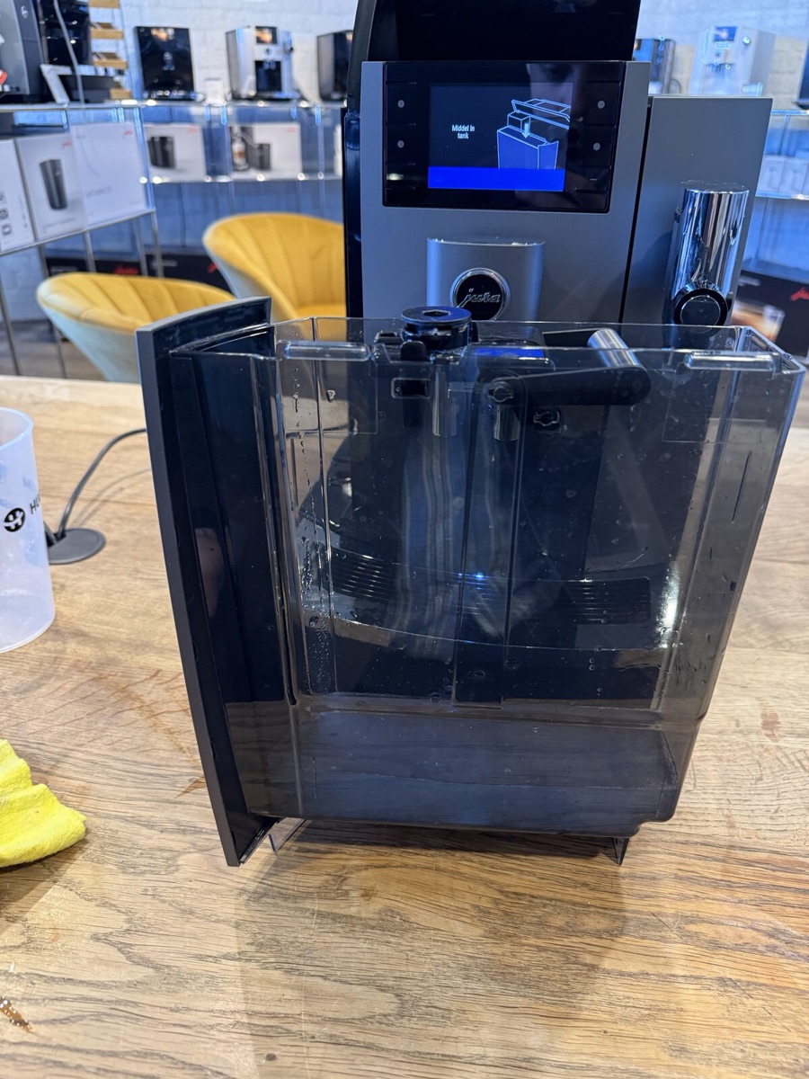 JURA W8 watertank vullen met opgelost ontkalkingsmiddel